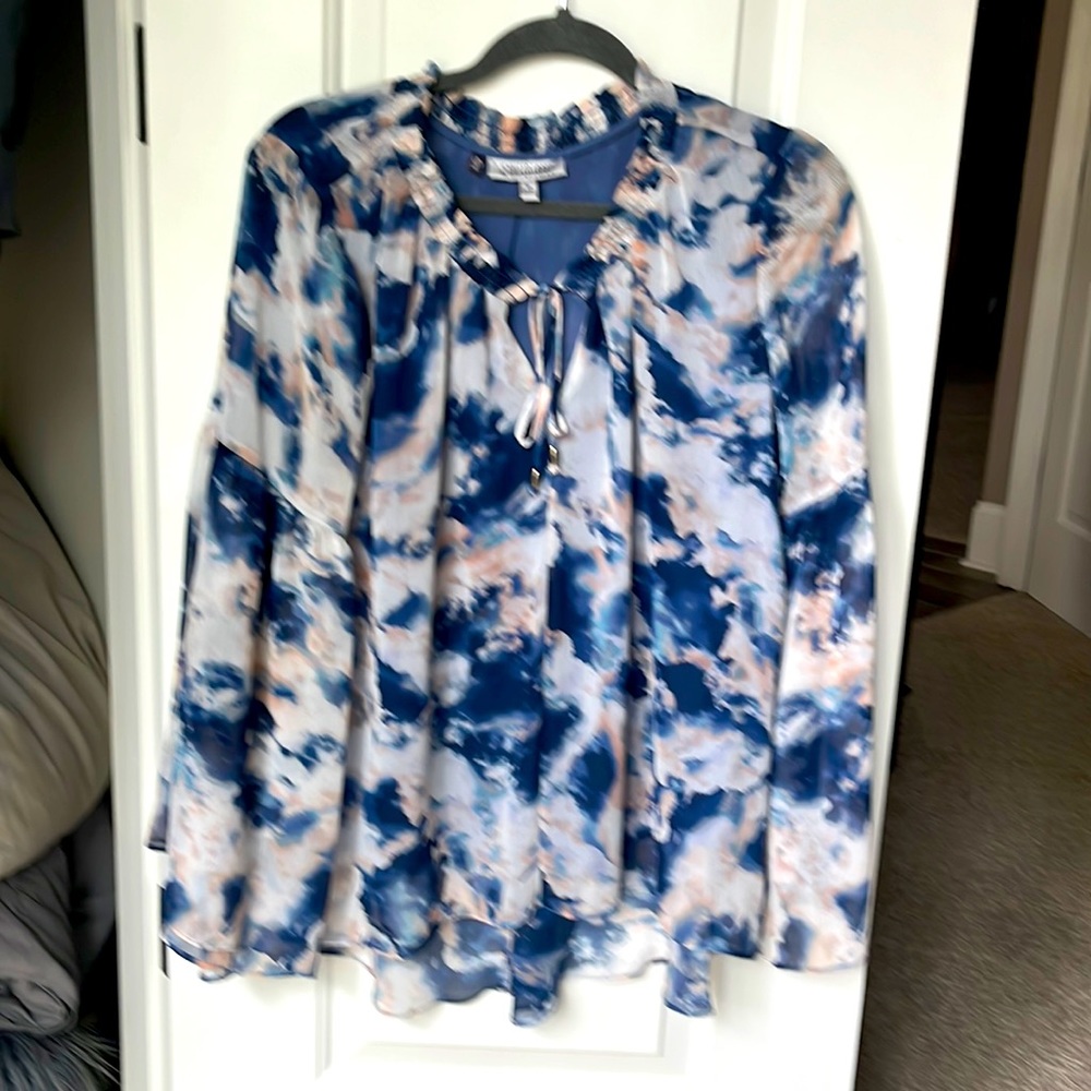 Jenifer Lopez filing top size M